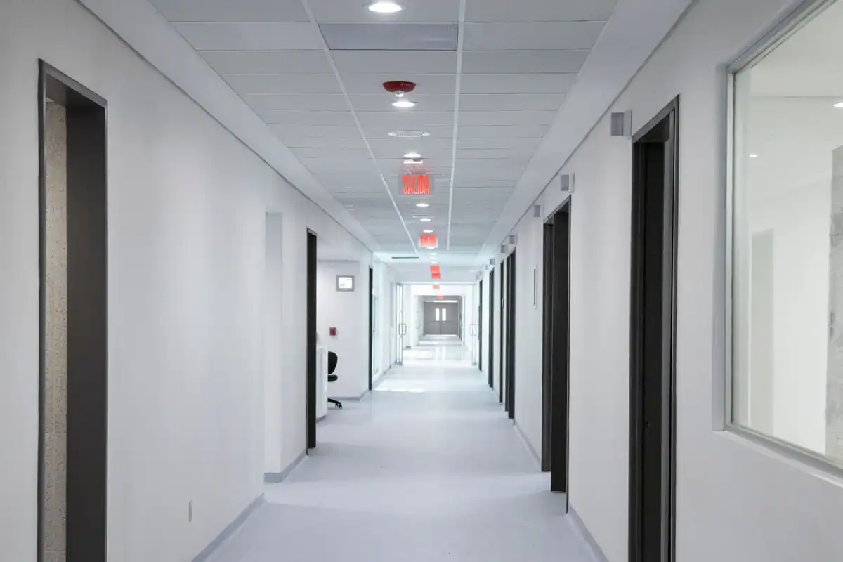 Coridor luminos și curat al unei clinici private, cu uși de cabinete