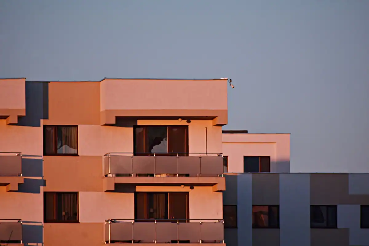 Bloc de apartamente cu balcoane luminat de soare la apus