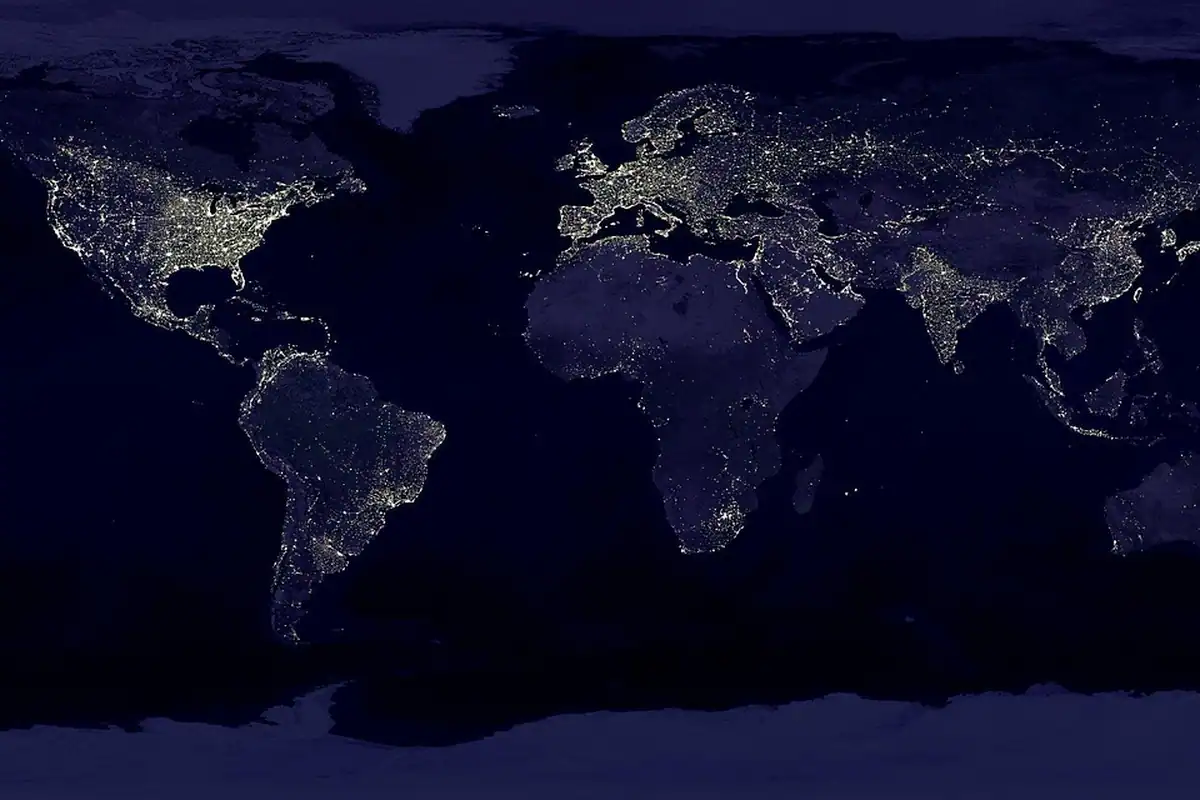 Harta lumii noaptea, cu luminile orașelor văzute din satelit