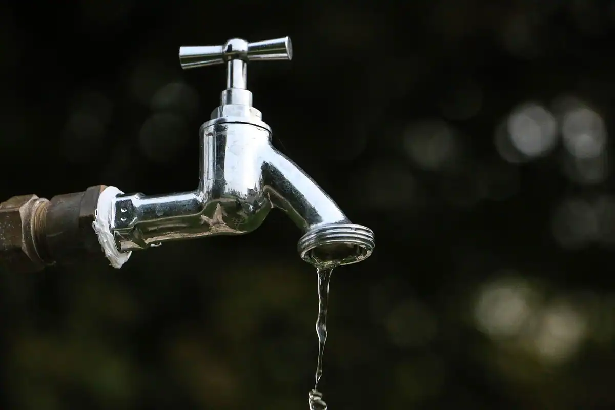 Robinet din care picură apă, semn al unei scurgeri nedorite