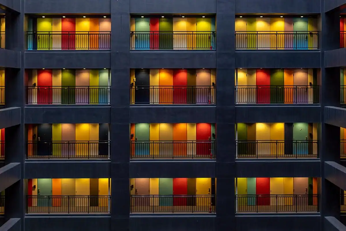 Uși colorate de apartamente pe galeriile interioare ale unui bloc