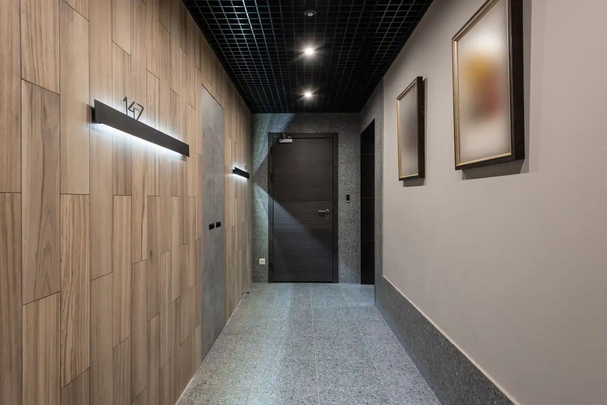 Hol modern de hotel cu numărul camerei luminat pe perete